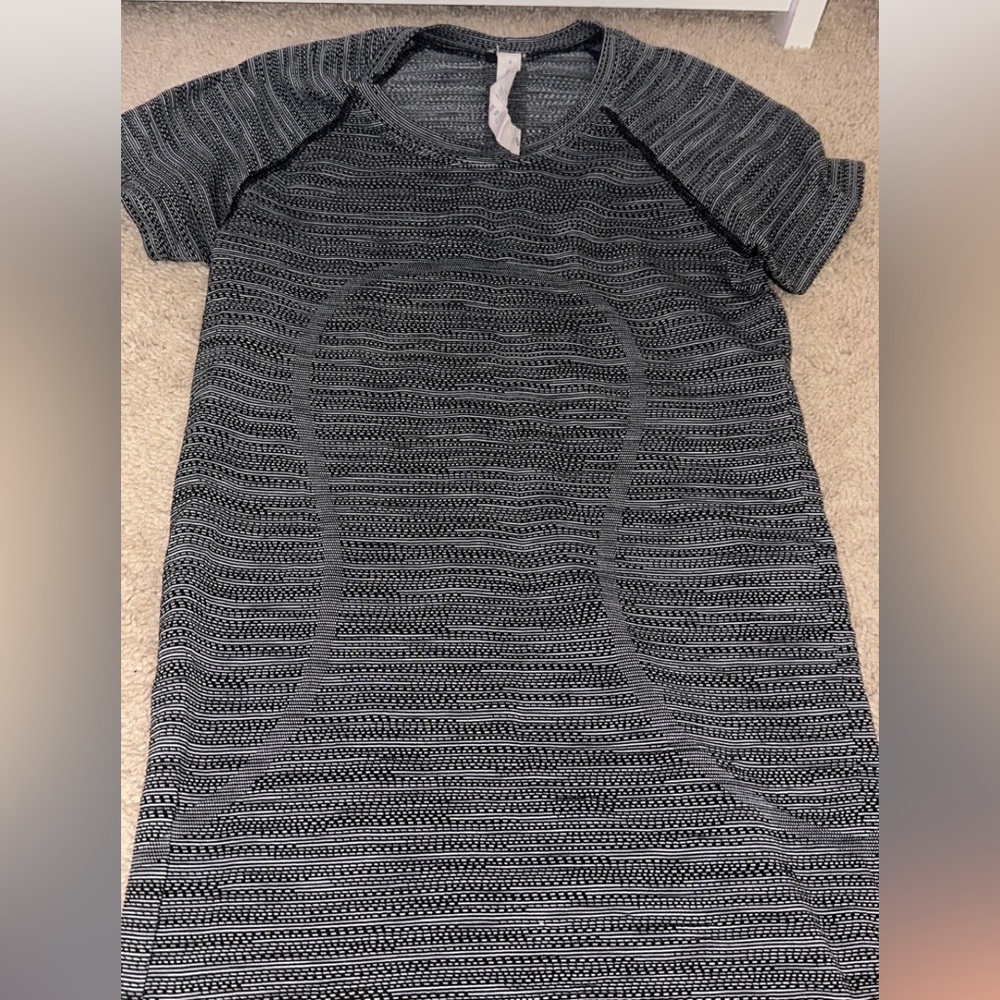 Lululemon Swiftly Tech Size 4 Black Striped